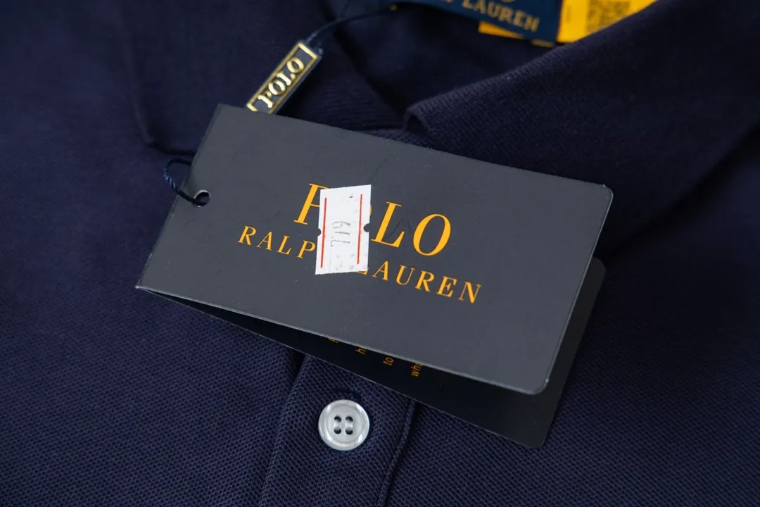 P150 Model No. Y779 Ralph Lauren/Ralph Lauren Basic pony embroidered logo short sleeves Three needles and five threads Men's and women's piqué cotton fabric Easier to wear, more comfortable and less bulky than ordinary fabrics Customized thread weaving and dyeing Classic pony embroidery Logo Cross stitching details on the neckline Three needles and five threads all over The whole body is made of three needles and five threads Complete accessories make it a trendy style Easy to control and match at will Full of design, a simple must-have! Color: Black White Navy Gray Size: S-XL